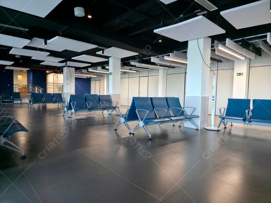 Sala de espera moderna com assentos azuis e iluminação clean