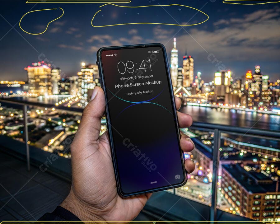 Mockup Celular Mãos Segurando Tela Vertical Noturno Editável