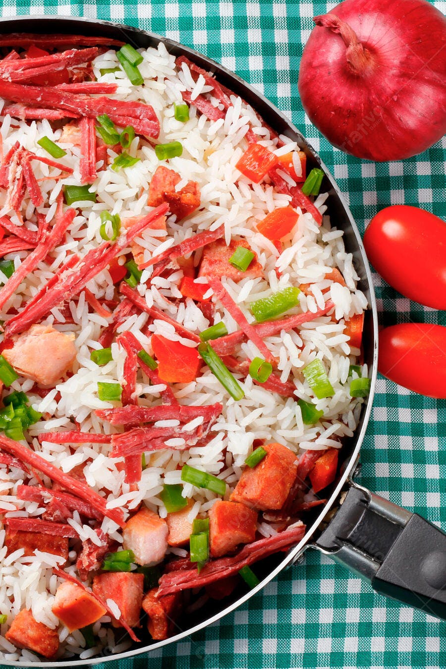 Foto Arroz com Carne e Legumes em Panela Cozinha Caseira