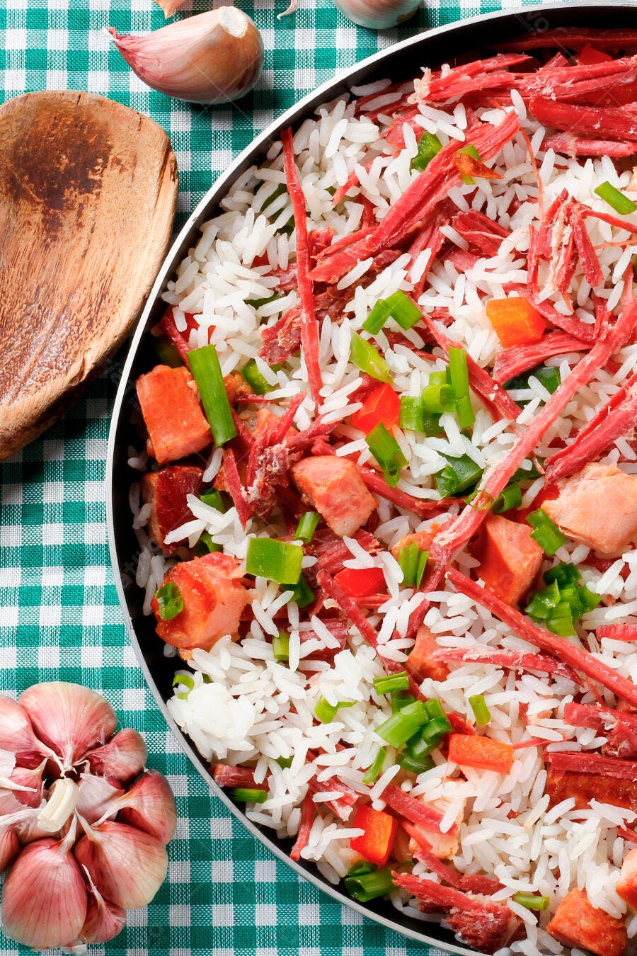 Foto Arroz com Carne Seca e Legumes em Panela Vista de Cima