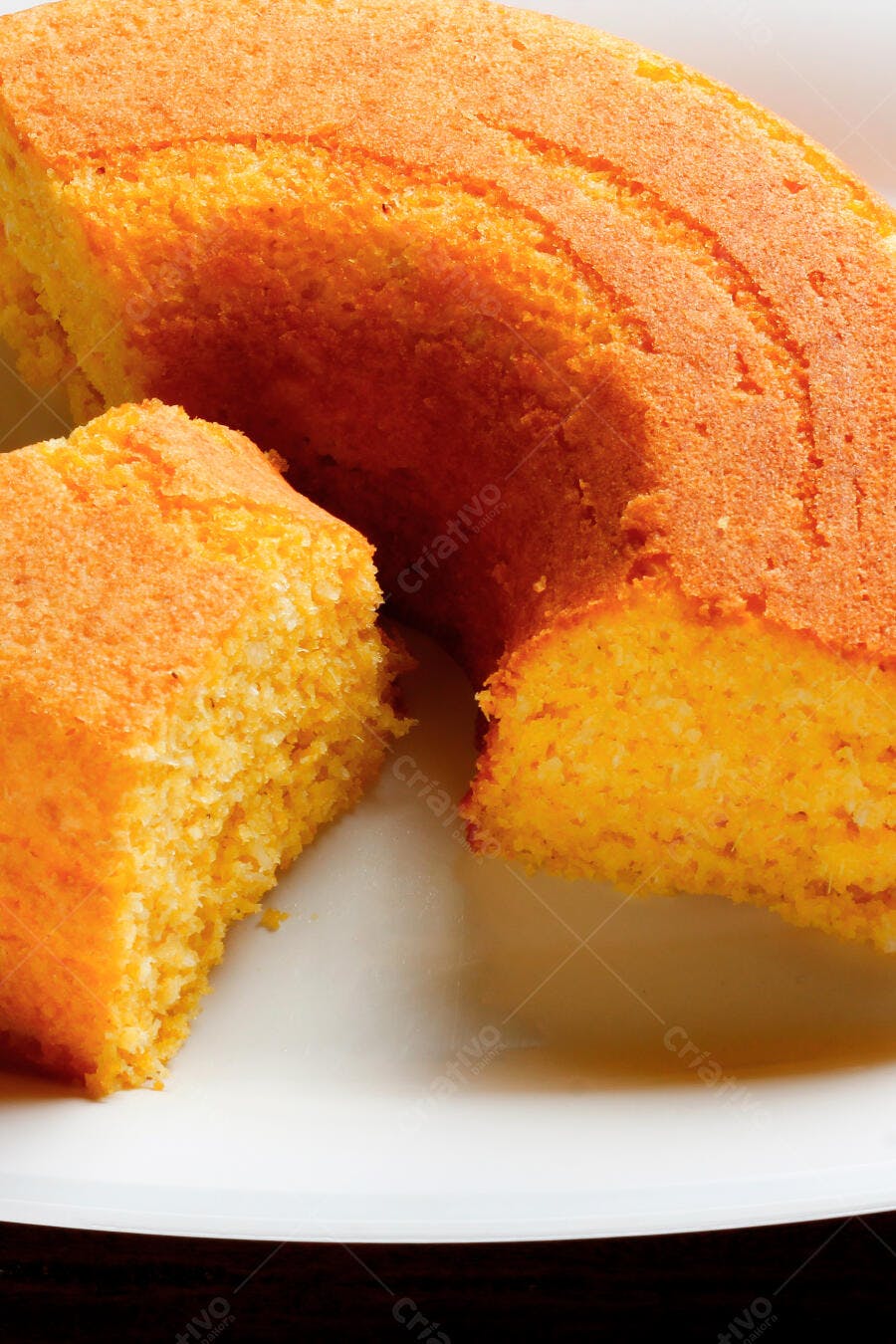 Foto Bolo de Fubá com Fatia em Prato Branco Close-up