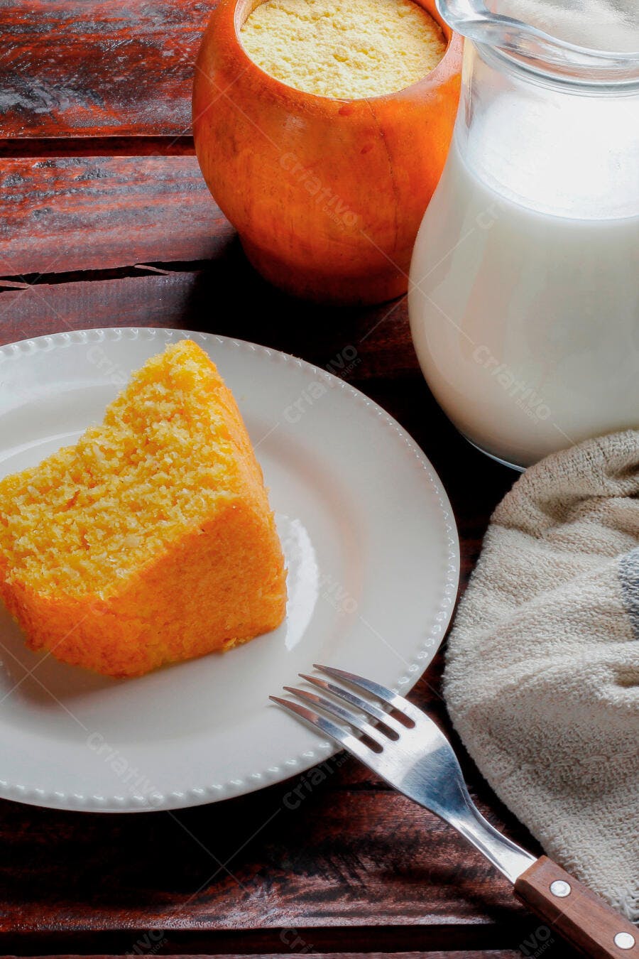 Foto Bolo de Fubá Fatia Leite e Farinha Mesa de Madeira