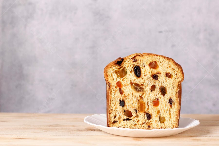 Foto Fatia de Panetone com Frutas Cristalizadas em Prato Branco