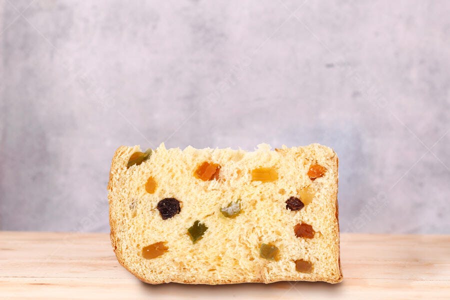 Fatia de Panetone com Frutas Cristalizadas em Mesa de Madeira