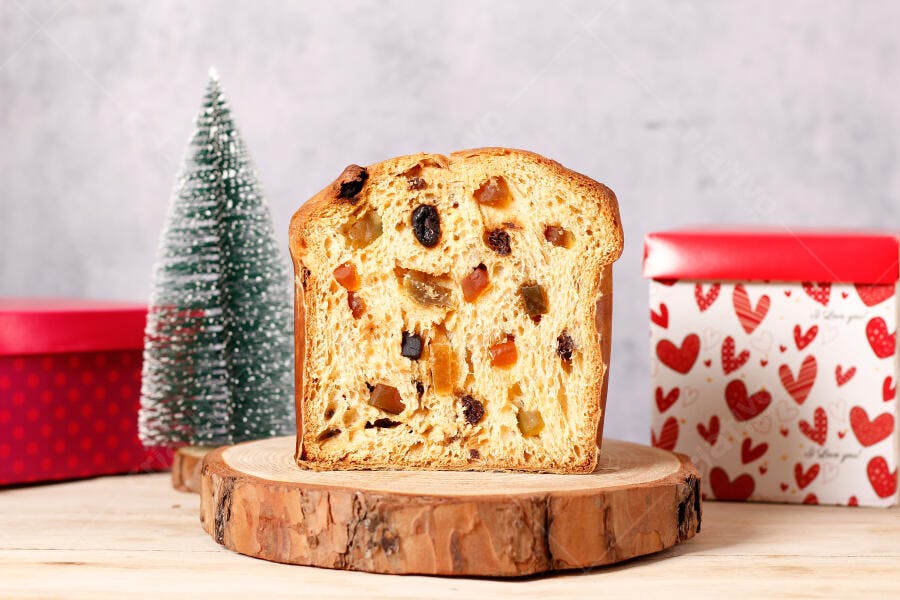 Foto Fatia de Panetone Natalino com Frutas e Presentes