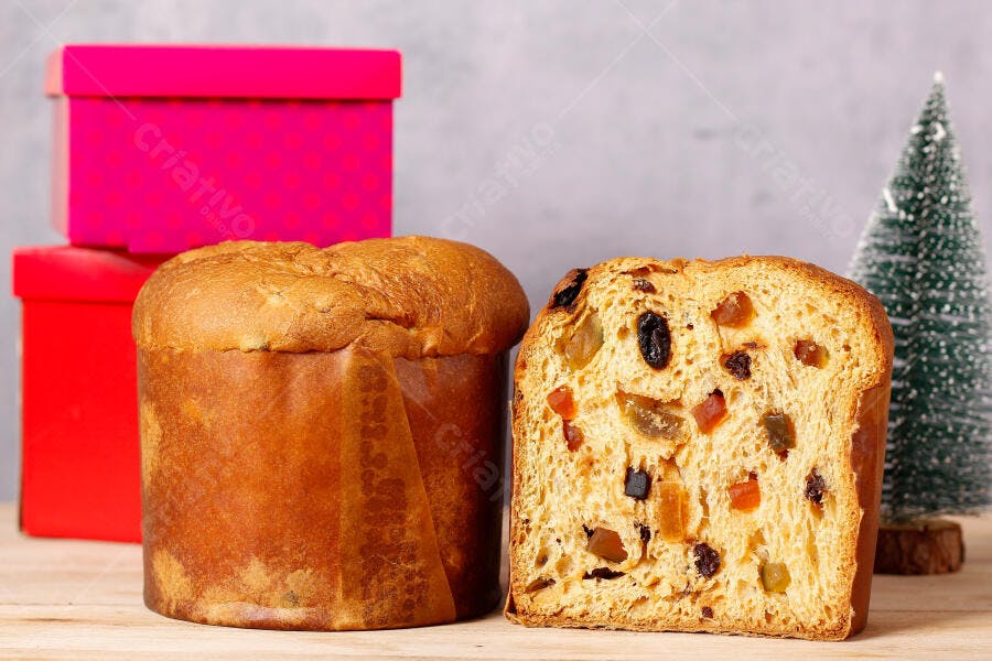 Foto Panetone Festivo com Frutas e Presentes Natalinos