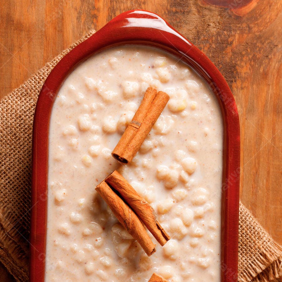 Foto Curau Cremoso com Canela em Pote Vermelho Comida Brasileira