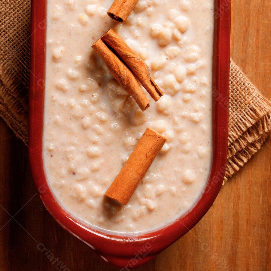 Foto Arroz Doce Cremoso com Canela em Pote Vermelho