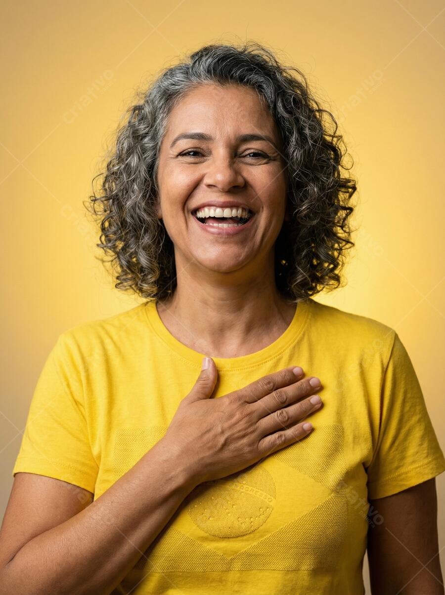 Foto Mulher Madura Sorrindo Mão no Peito Fundo Amarelo Retrato