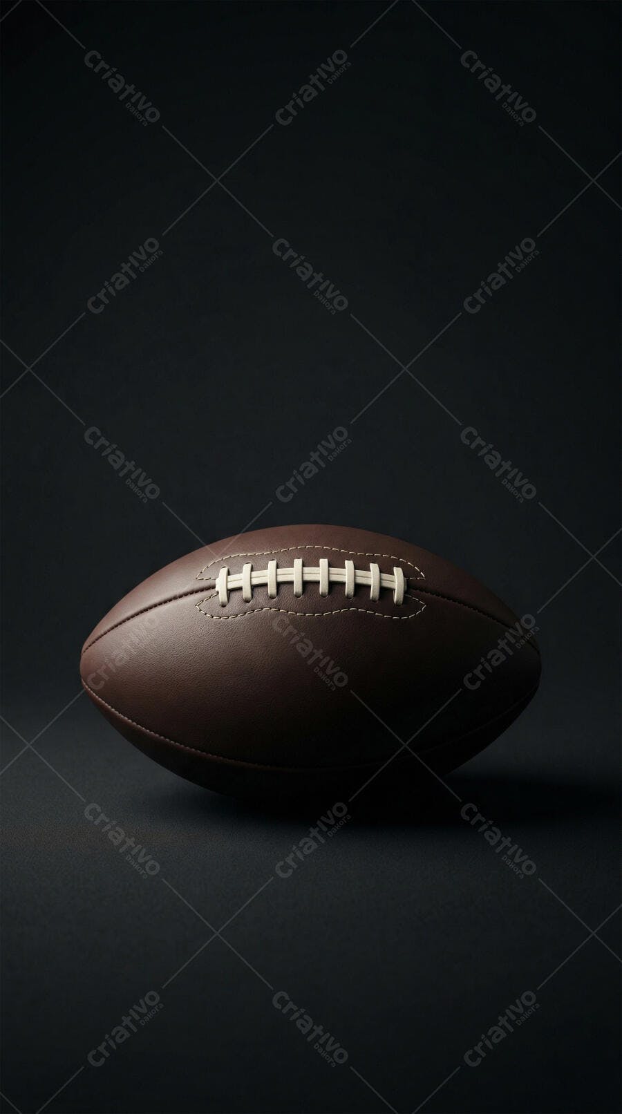 Foto Bola de Futebol Americano Couro Fundo Escuro Vertical