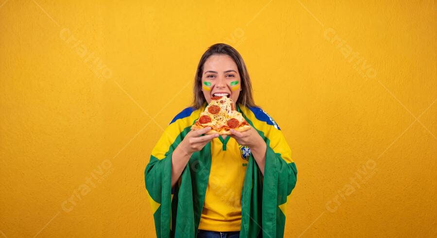 Foto Mulher Brasileira Comendo Pizza com Camisa da Seleção