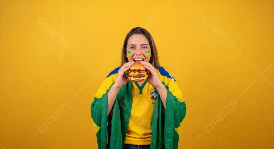 Foto Mulher Brasileira Torcedora Comendo Hambúrguer Copa do Mundo