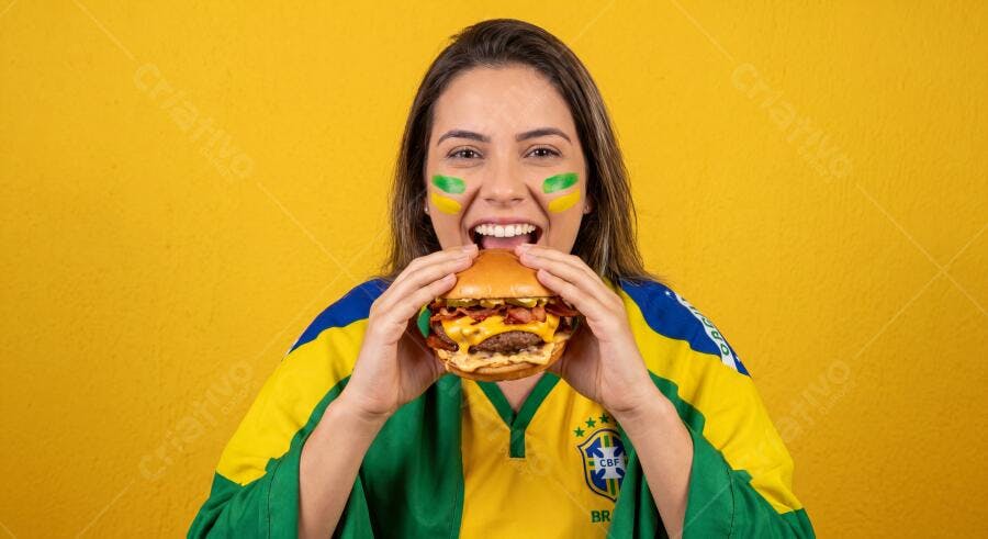 Foto Mulher Brasileira Torcedora Comendo Hambúrguer Copa do Mundo