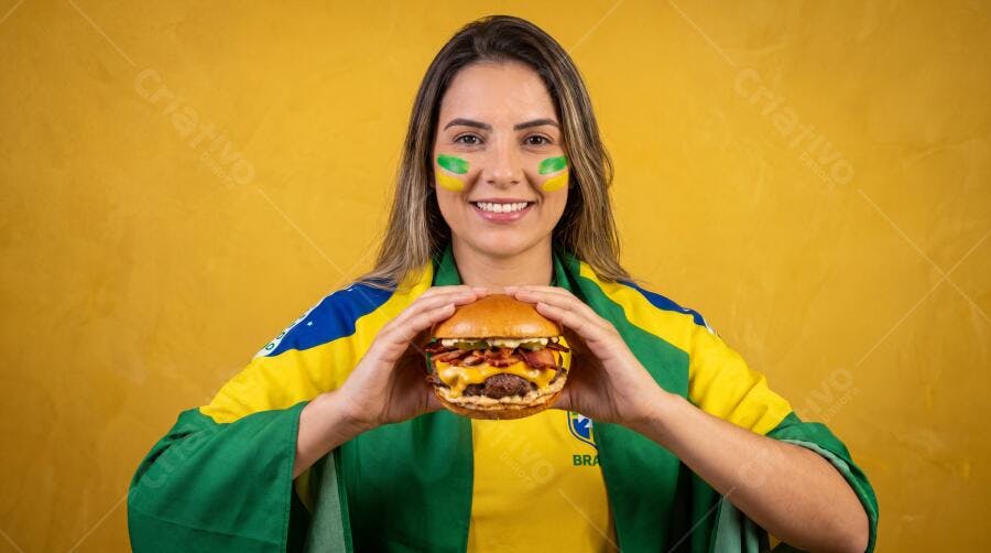 Foto Mulher Brasileira Torcedora Segurando Hambúrguer Copa do Mundo