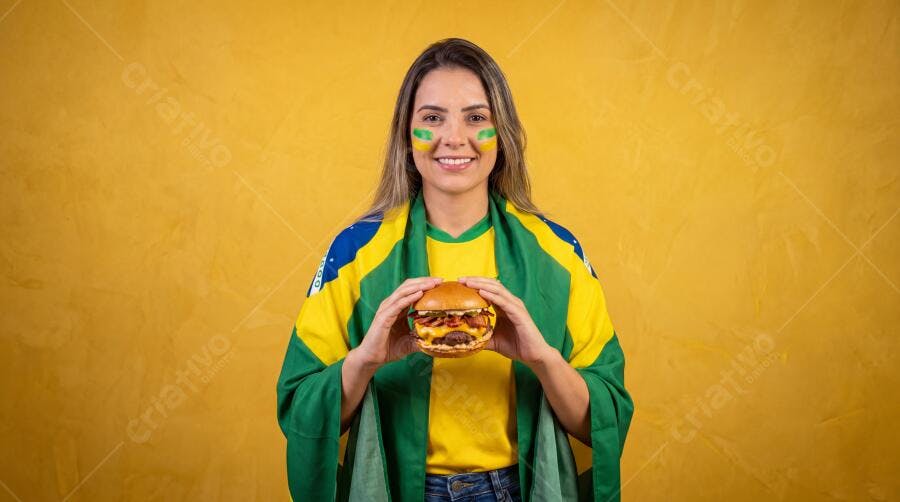Foto Mulher Brasileira Torcedora Segurando Hambúrguer Fundo Amarelo