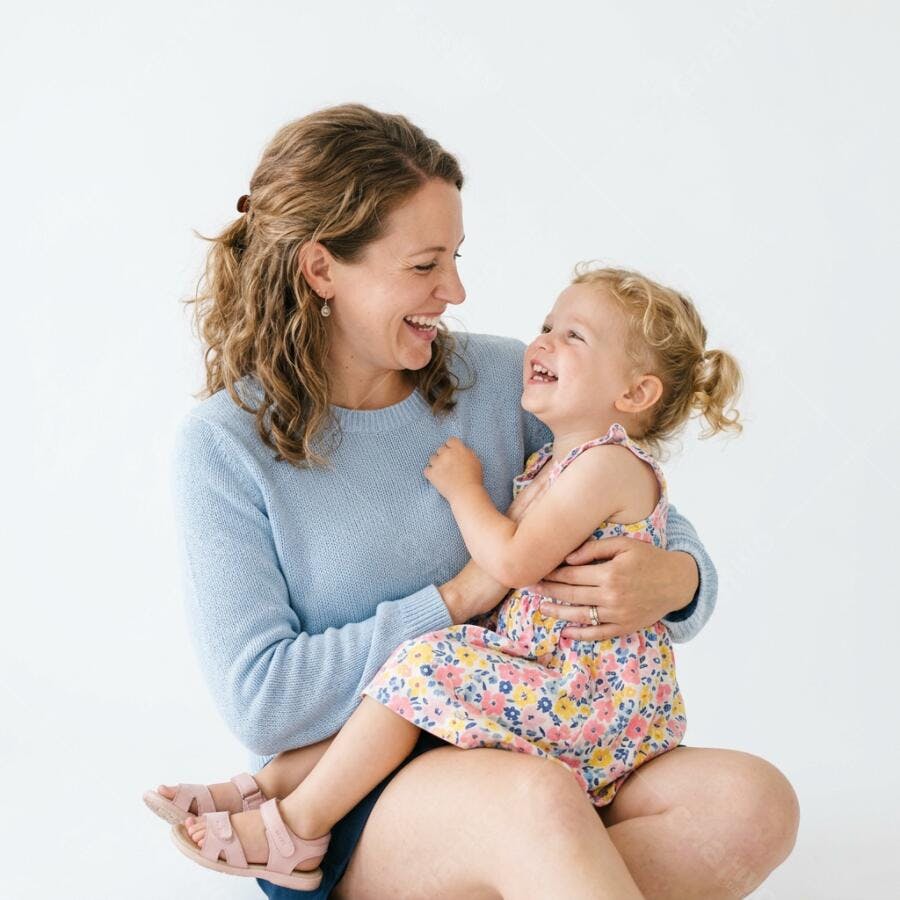 Foto Mãe e Filha Brincando Sorrindo Juntas Fundo Branco