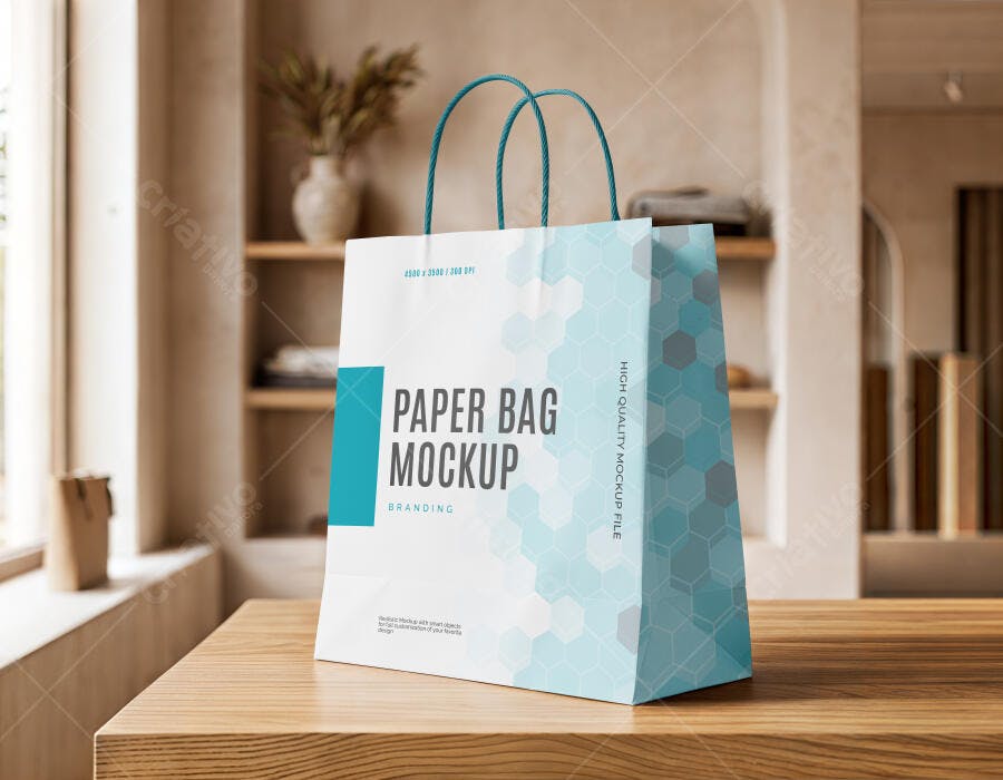 Mockup Sacola Papel Frente Mesa Madeira Editável