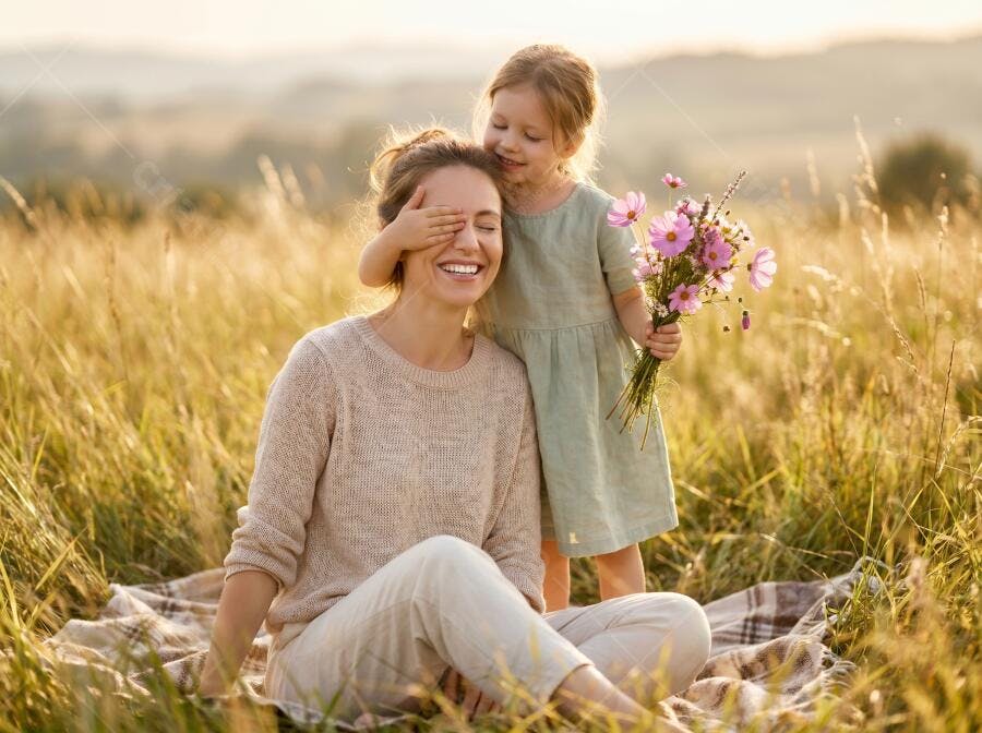 Foto Mãe e Filha Brincando Campo Dourado Dia das Mães