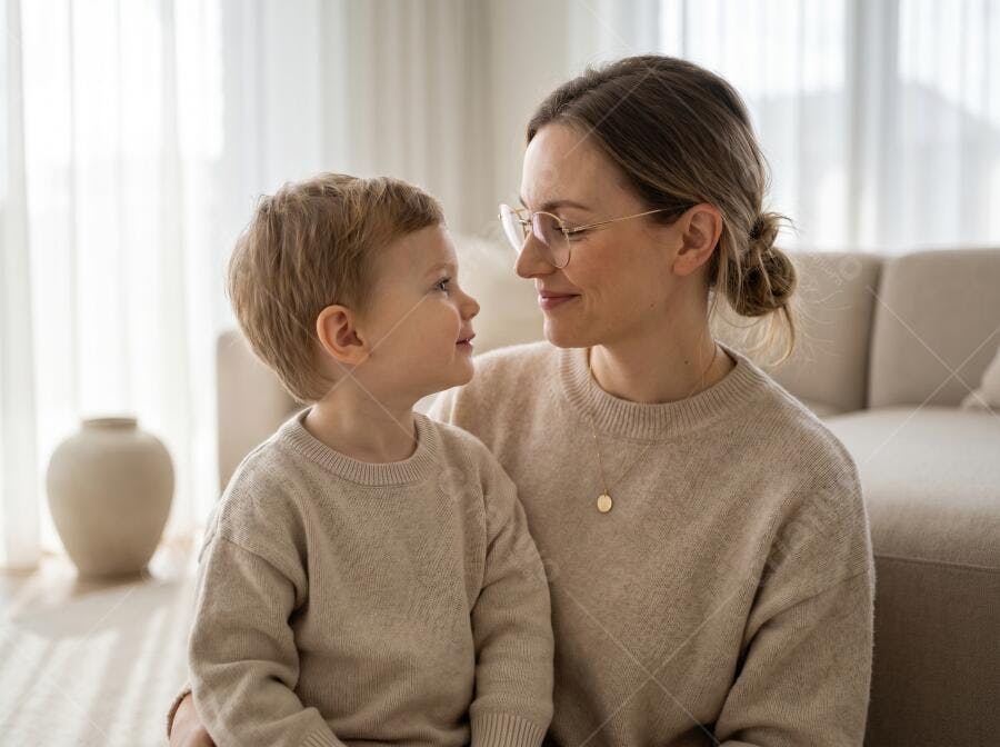 Foto Mãe e Filho Pequeno Se Olhando com Carinho Sala de Estar