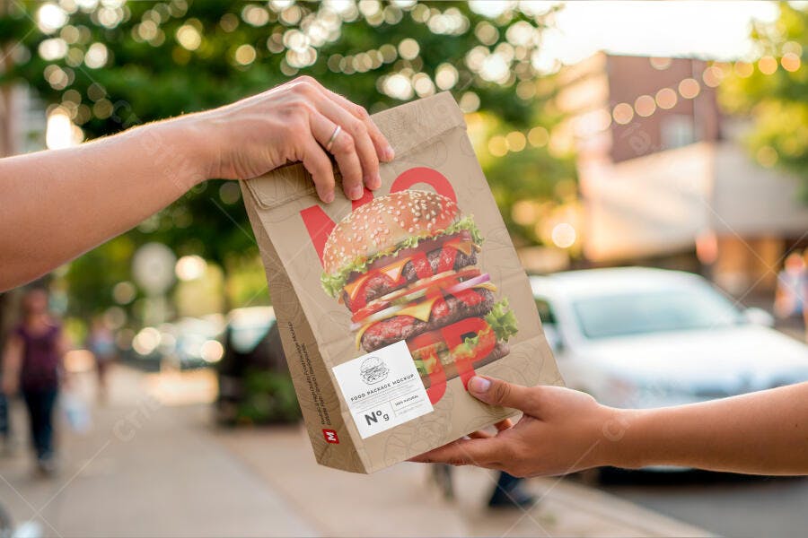 Mockup Sacola Papel Kraft Mãos Segurando Delivery Editável