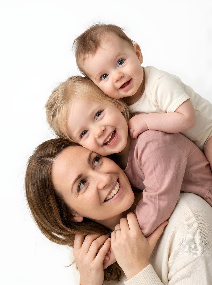 Foto Mãe e Filhos Sorrindo Família Feliz Retrato Estúdio