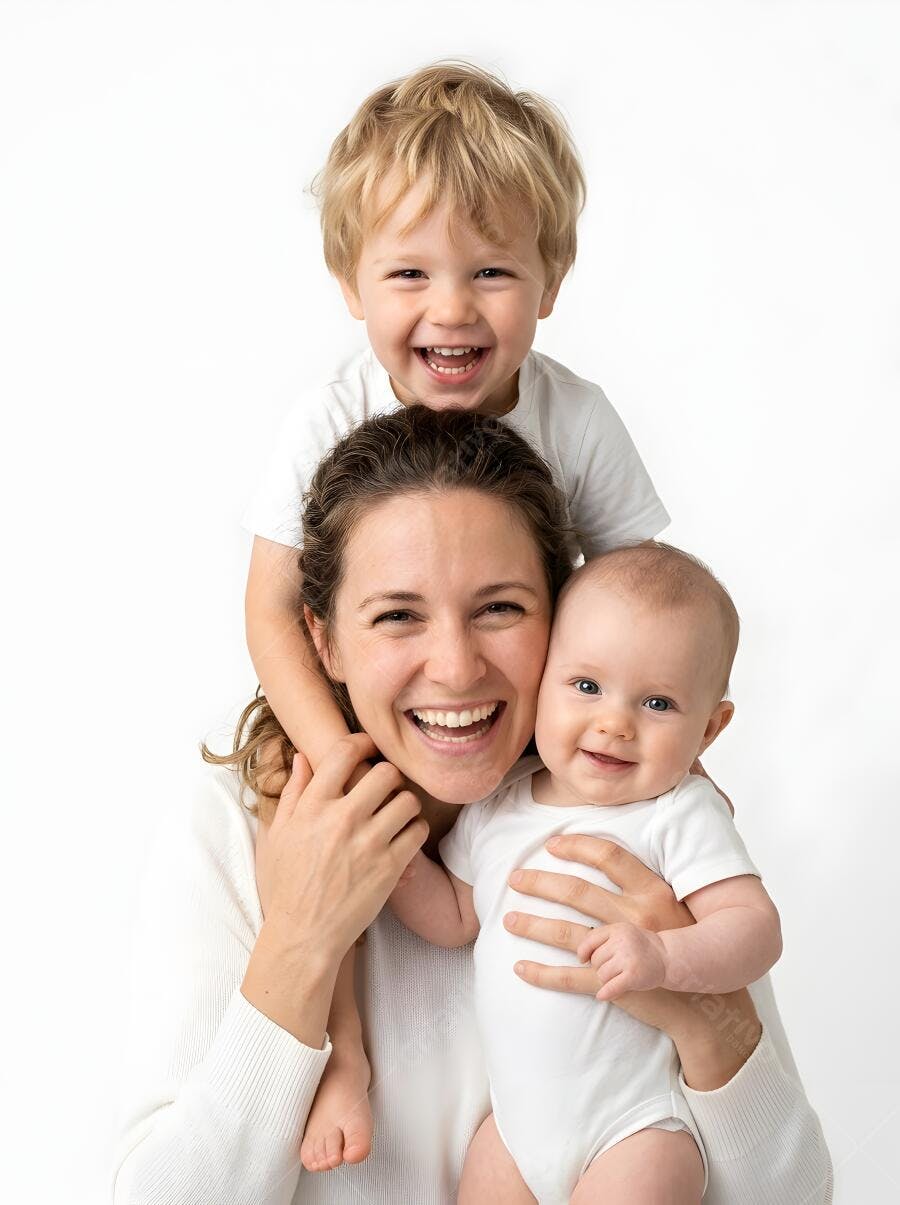 Foto Mãe Sorrindo com Dois Filhos Bebê e Criança Pequena