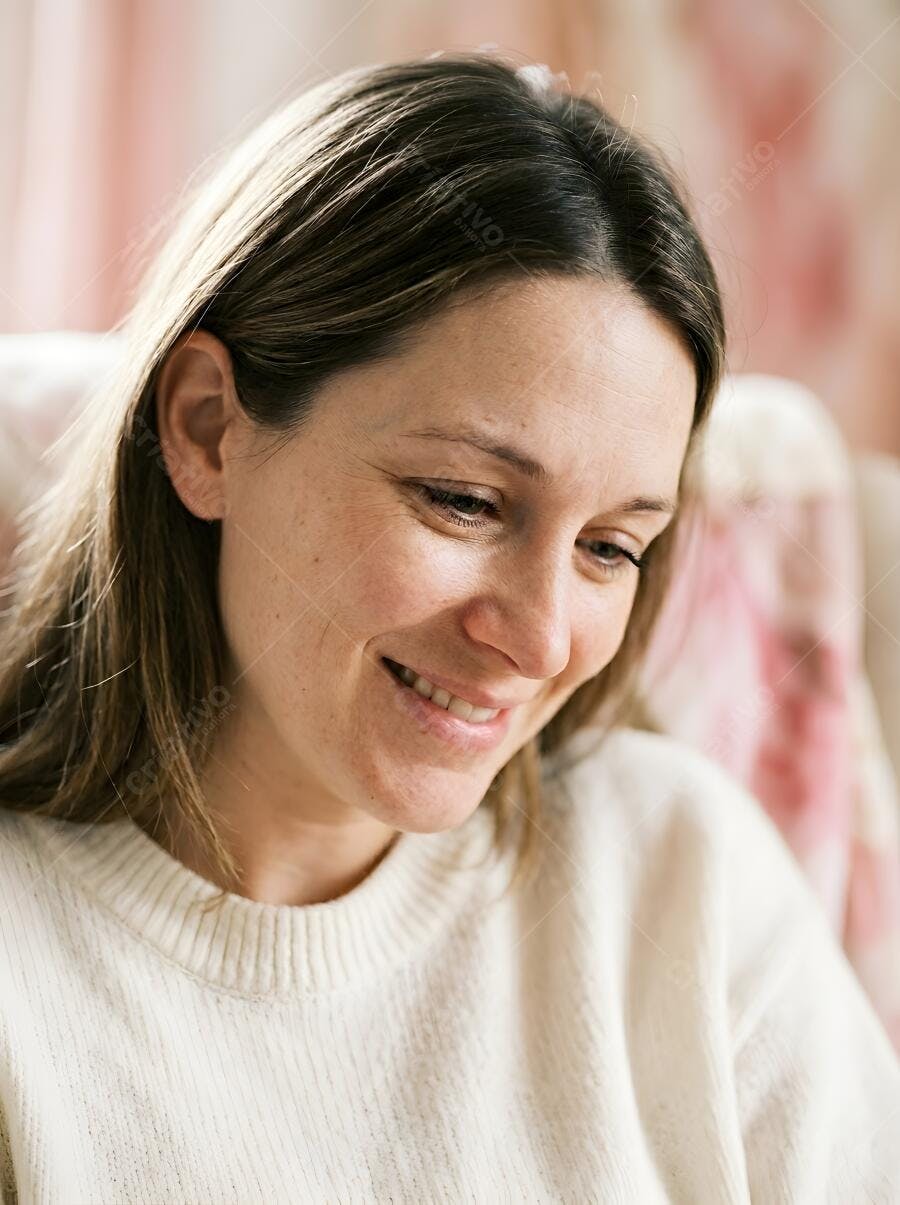 Foto Mulher Branca Sorrindo Casualmente em Casa Lifestyle