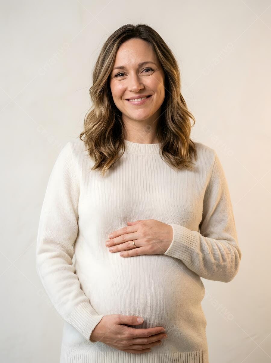 Foto Mulher Grávida Sorrindo Mãos na Barriga Fundo Neutro