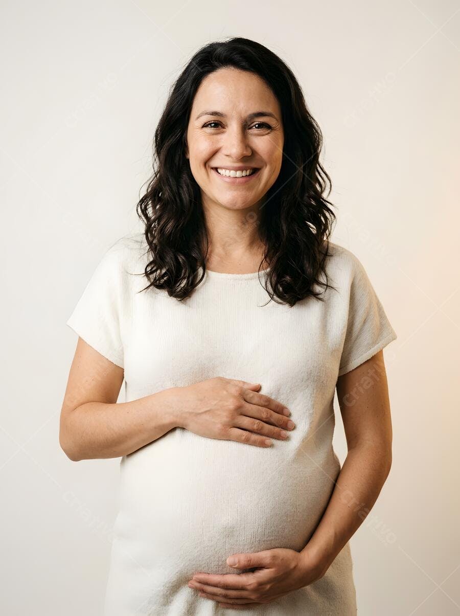 Foto Mulher Grávida Sorrindo Mãos na Barriga Fundo Neutro
