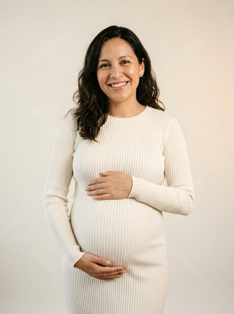 Foto Mulher Grávida Sorrindo Mãos na Barriga Fundo Neutro