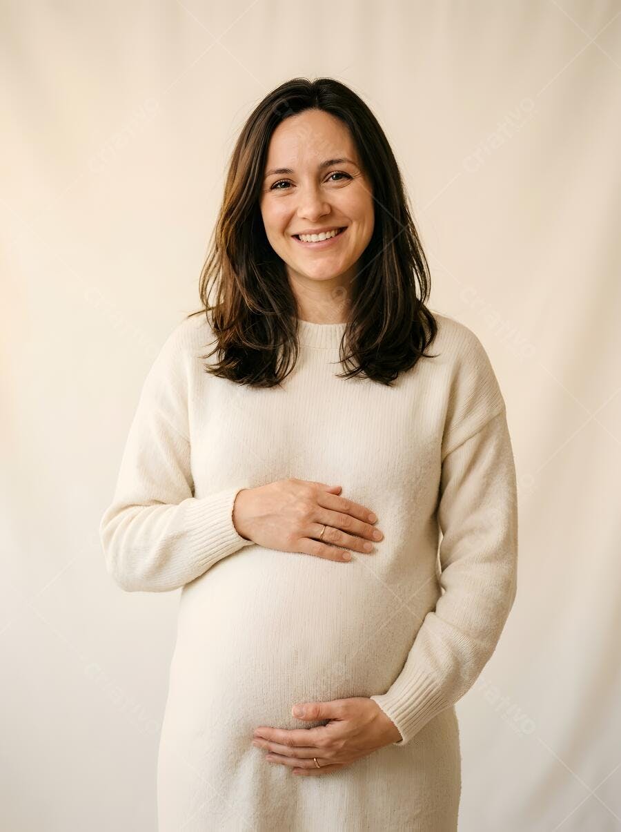 Foto Mulher Grávida Sorrindo Mãos na Barriga Fundo Neutro