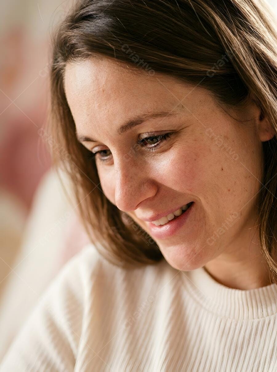 Foto Mulher Jovem Sorrindo Olhando para Baixo Lifestyle