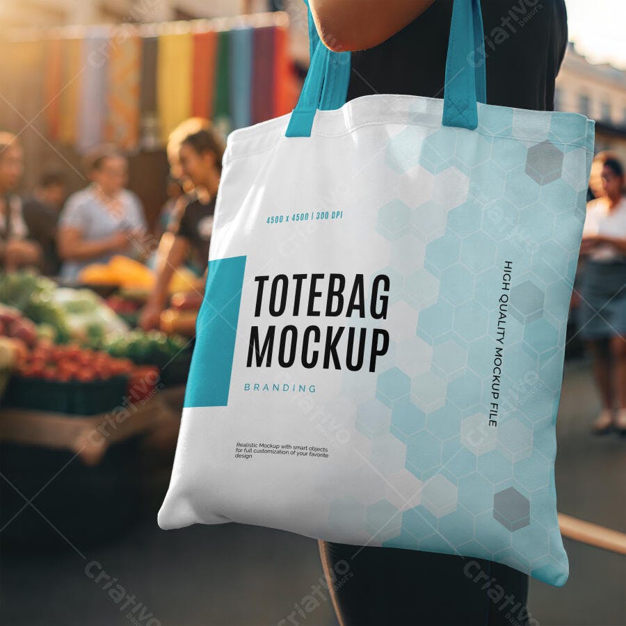 Mockup Sacola Ecobag Tecido Mãos Segurando Lifestyle Editável