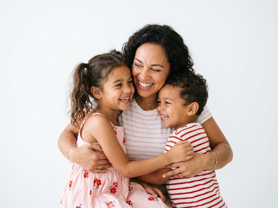 Foto Família Feliz Mãe Abraçando Filhos Sorrindo Fundo Branco