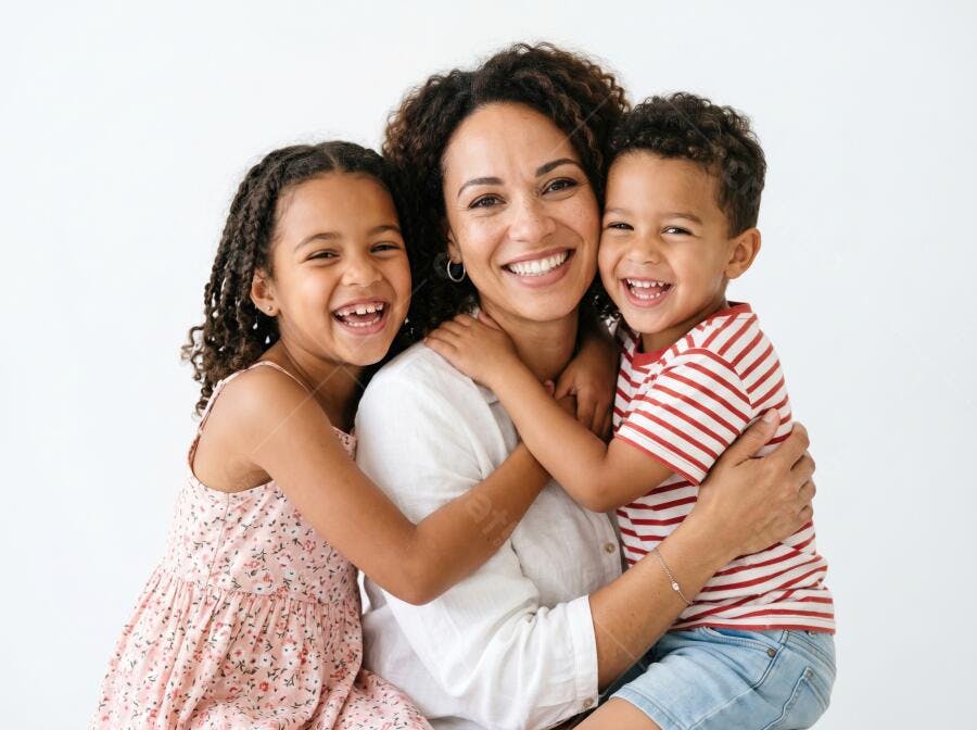 Foto Família Negra Feliz Mãe e Filhos Sorrindo Juntos