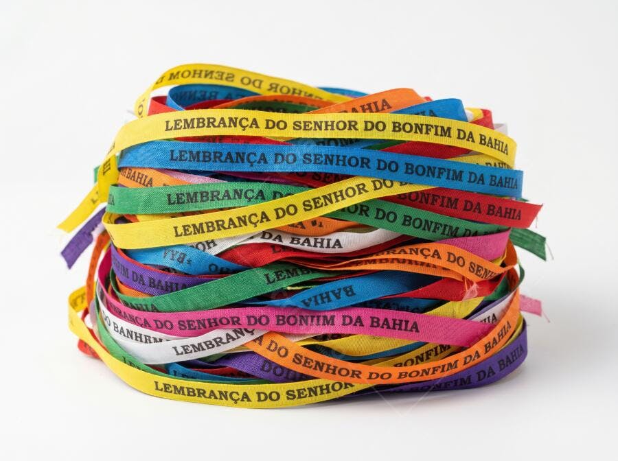 Foto Fitas do Senhor do Bonfim Coloridas Empilhadas Fundo Branco