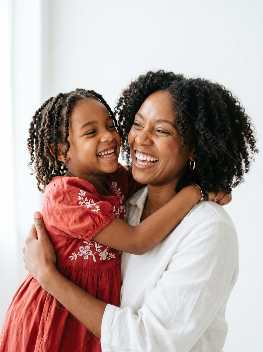 Foto Mãe e Filha Negra Abraçadas Sorrindo Felizes