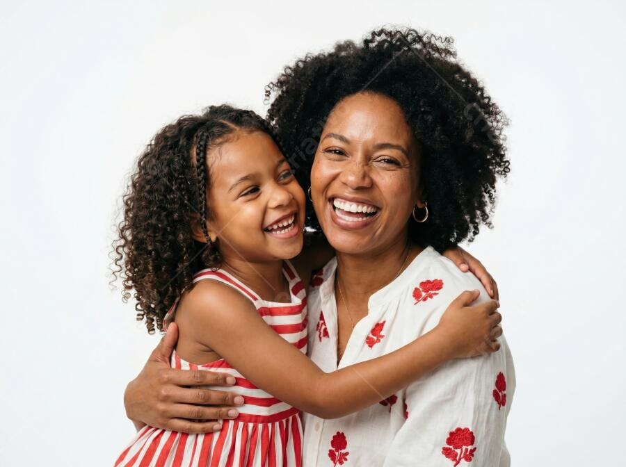 Foto Mãe e Filha Negra Abraçadas Sorrindo Fundo Branco