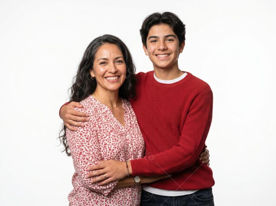 Foto Mãe e Filho Adolescente Sorrindo Abraçados Estúdio Branco