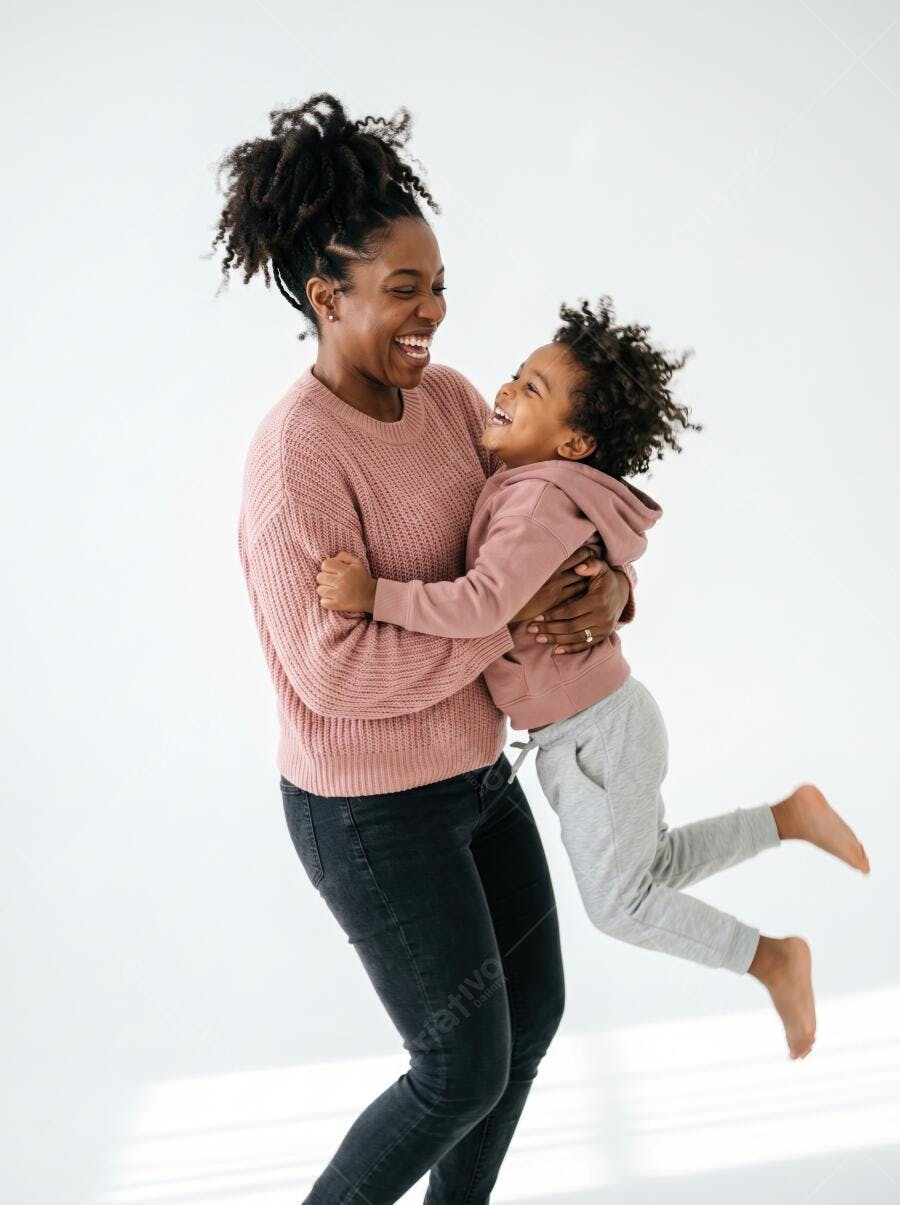 Foto Mãe e Filho Negros Brincando Rindo Fundo Branco
