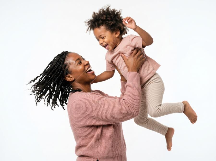 Foto Mãe e Filho Negros Brincando Sorrindo Fundo Branco