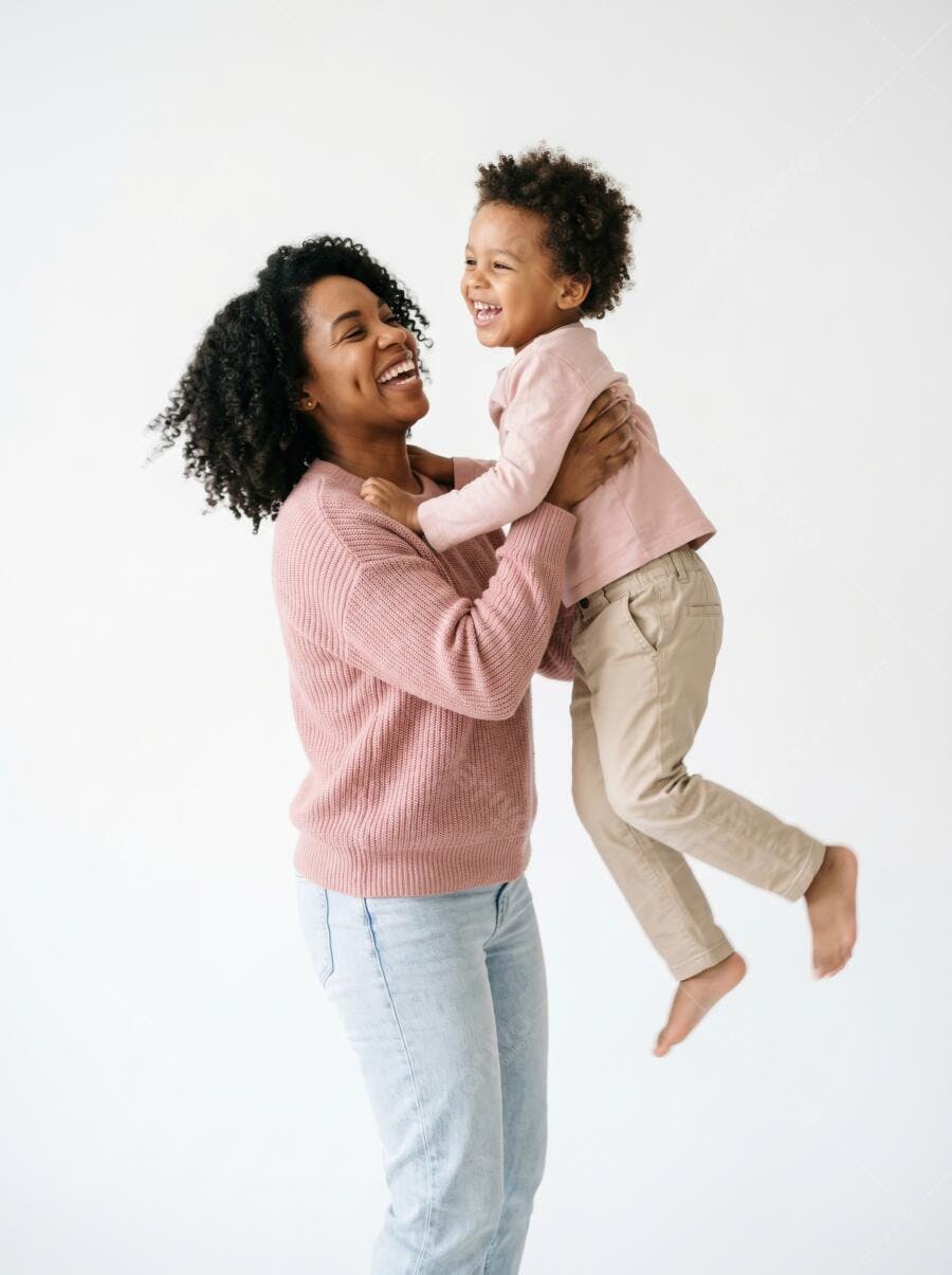Foto Mãe Negra Brincando Filho Sorrindo Fundo Branco