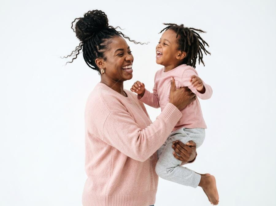 Foto Mulher Negra Mãe e Filho Brincando Feliz Fundo Branco