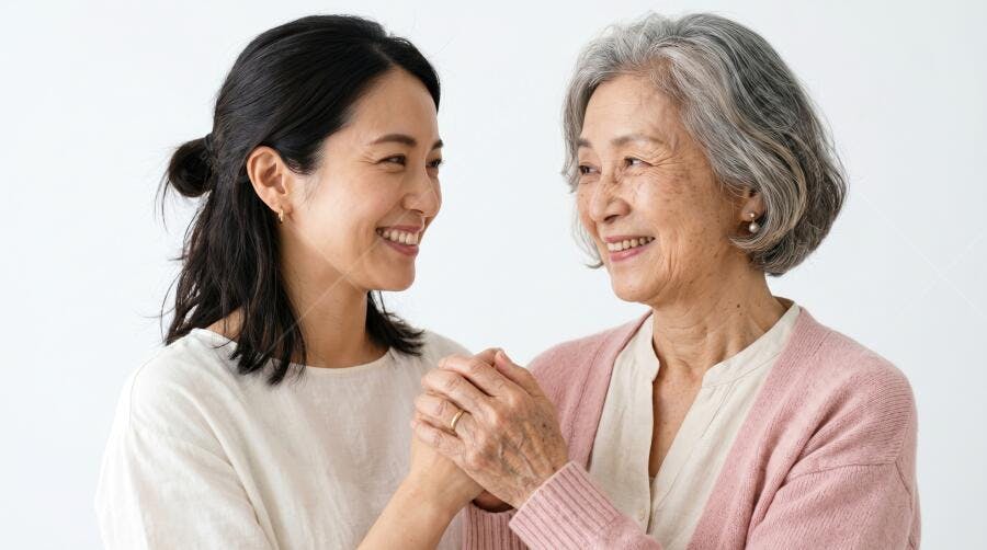 Foto Mulheres Asiáticas Sorrindo Mão na Mão Gerações Cuidado