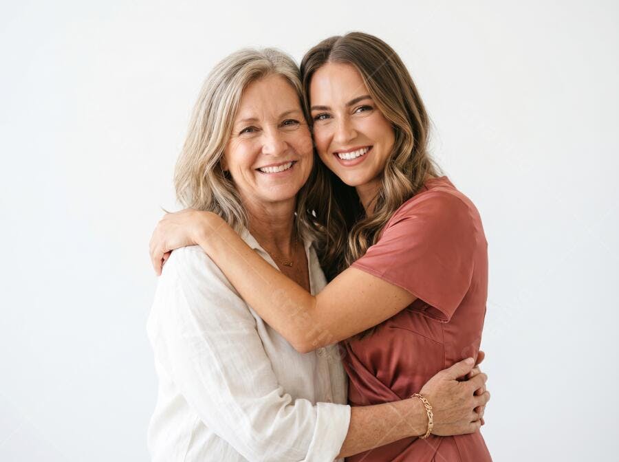 Foto Mulheres Sorrindo Mãe e Filha Abraçadas Fundo Branco