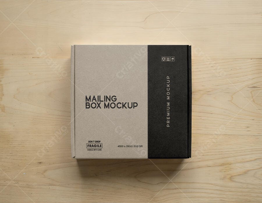 Mockup Caixa de Correio Kraft Vista Superior Mesa Madeira Editável