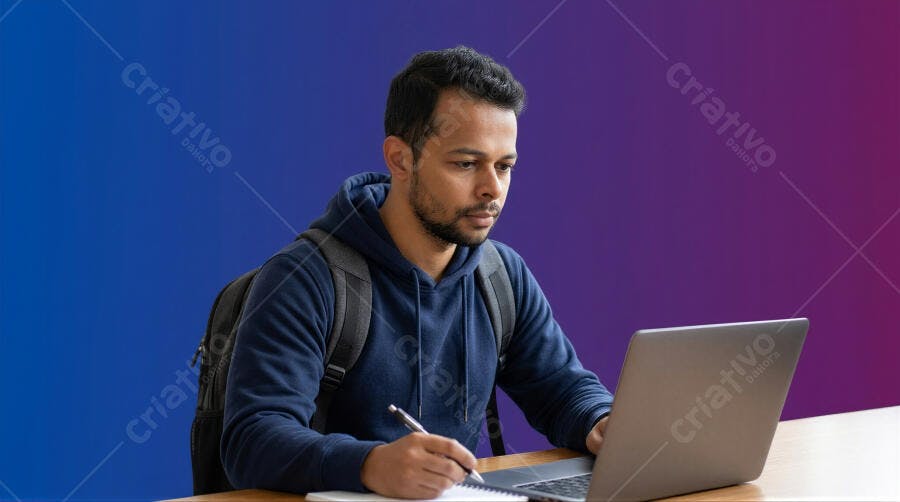 Foto Homem Estudando Notebook Anotando Caderno Fundo Gradiente
