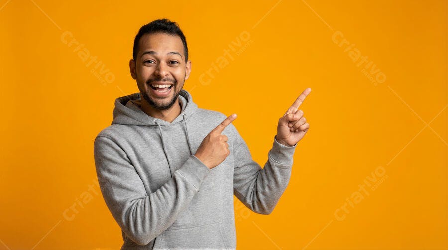 Foto Homem Negro Apontando Sorrindo Fundo Laranja Estúdio