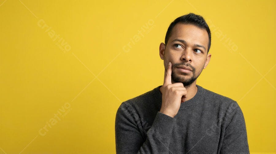 Foto Homem Negro Pensativo Fundo Amarelo Estúdio