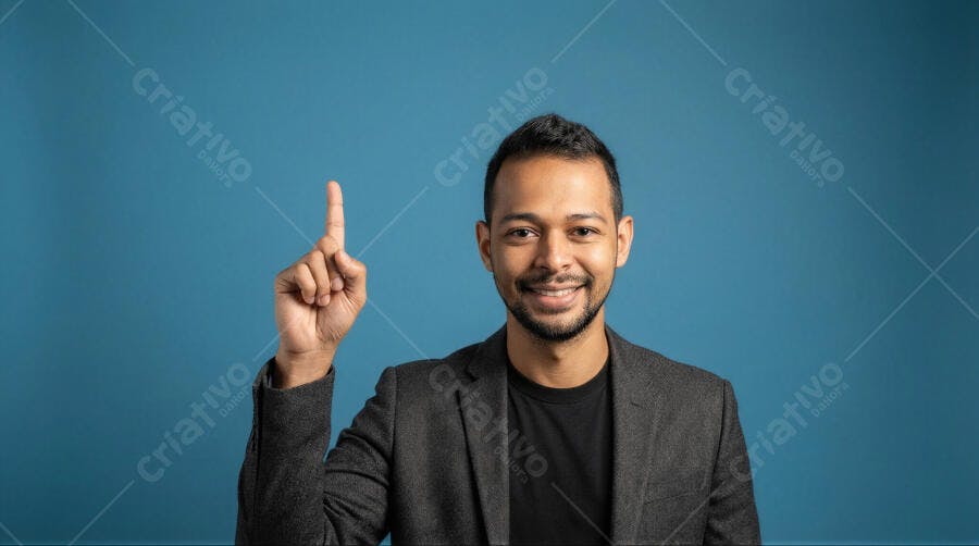 Foto Homem Negro Sorrindo Apontando Para Cima Fundo Azul